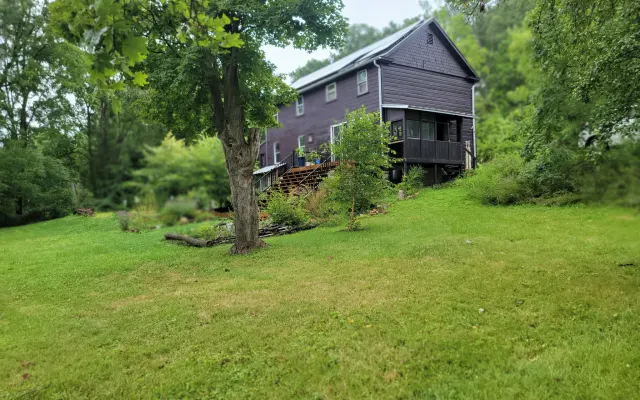 At ease, intimate artist home