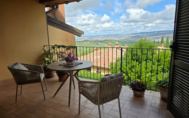 Suggestivo appartamento con balcone panoramico sulla Val D'Orcia.