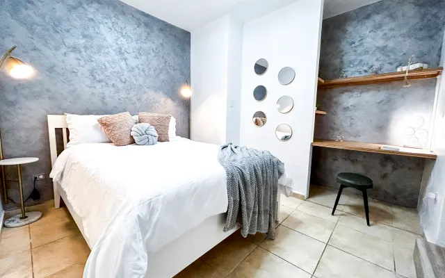 Estudio chic-minimalista con patio