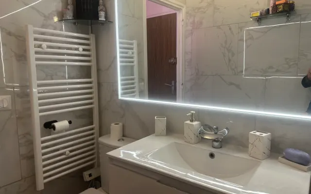Magnificent studio in the heart of Paris on a quiet street.