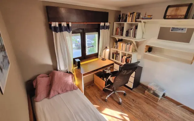 Quarto exterior tranquilo junto ao terraço com jardim