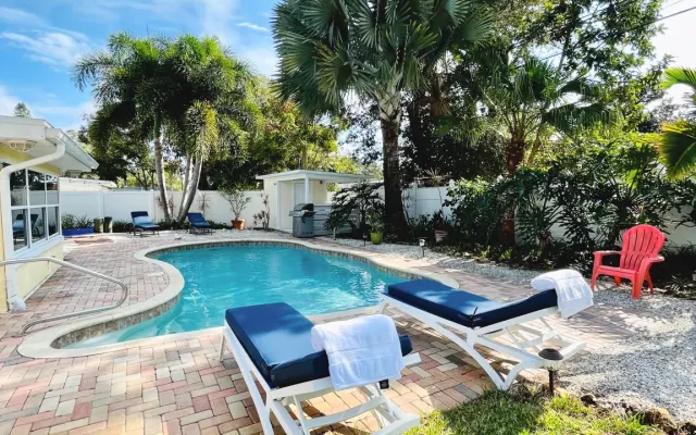 Schönes Haus mit beheiztem Pool und eingezäuntem Garten