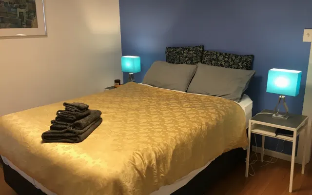 Komfortables, lichtdurchflutetes Schlafzimmer mit privatem...
