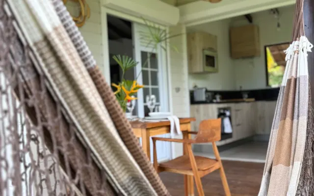 Lodge de charme dans un écrin de verdure face à la mer au sud de l'ile