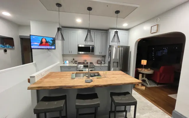 Cozy 3 bedroom bungalow in west Akron neighborhood