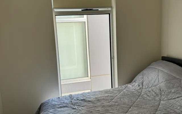 Habitación en un apartamento moderno cerca del CBD