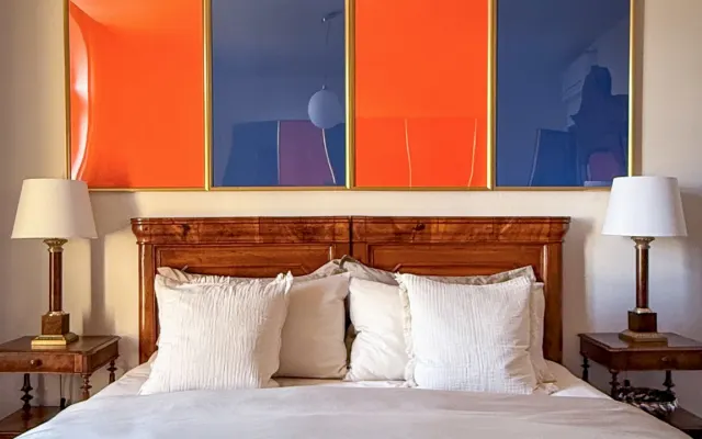 A Suite La Dora tem uma cama king-size, roupa de cama fina e uma...