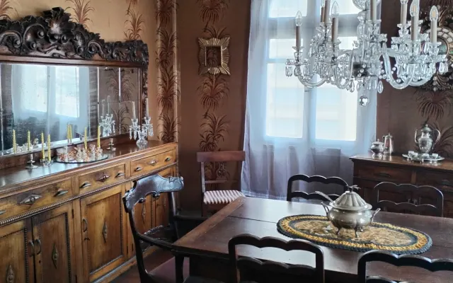 Room in Antique apartment, spacious and with excellent view of the...