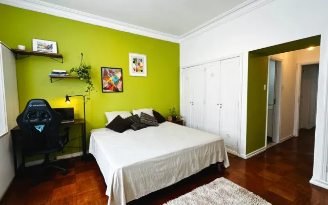 Geräumiges Zimmer mit eigenem Bad in der Nähe von Strand und Ipanema...