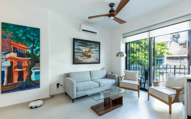 New 2 br 2 ba in city center.