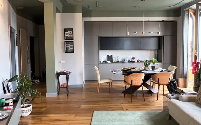 Room with Private Bathroom - Top floor, 15min from downtown.