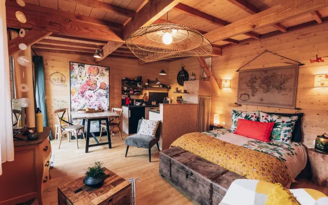 La cabane du bon chemin , unusual accommodation