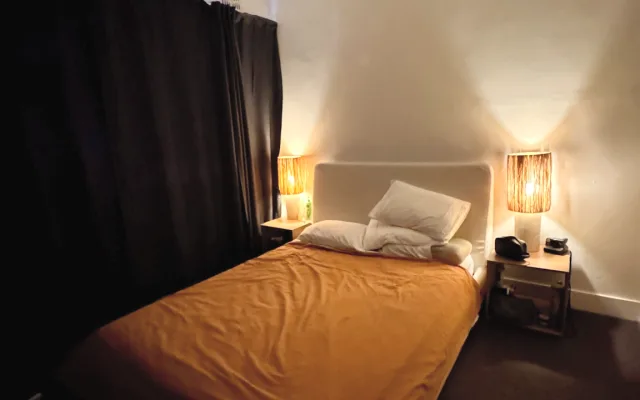 City & Beach - Large Bedroom with Queen bed