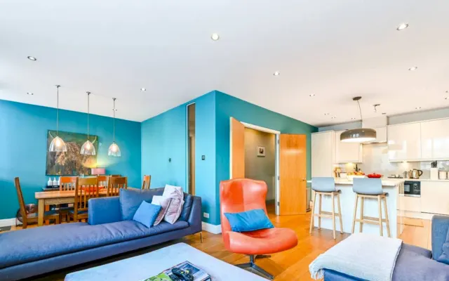 Islington en-suite King room with secure parking