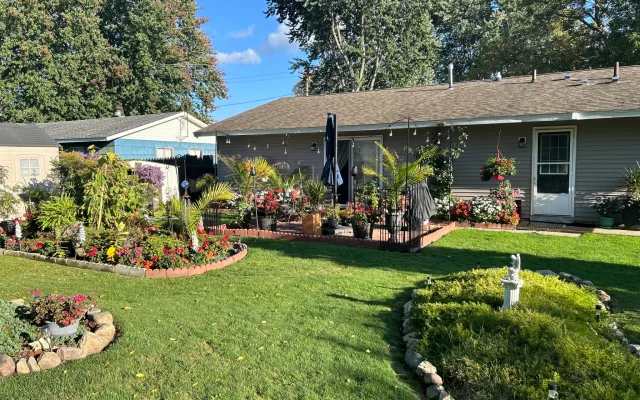 Modern home, ideally located near lake & transportation hubs