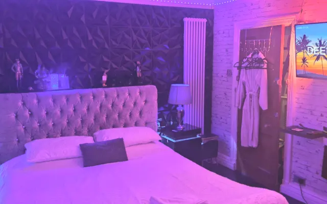 Classy stylish private room with very comfy Super King bed + balcony