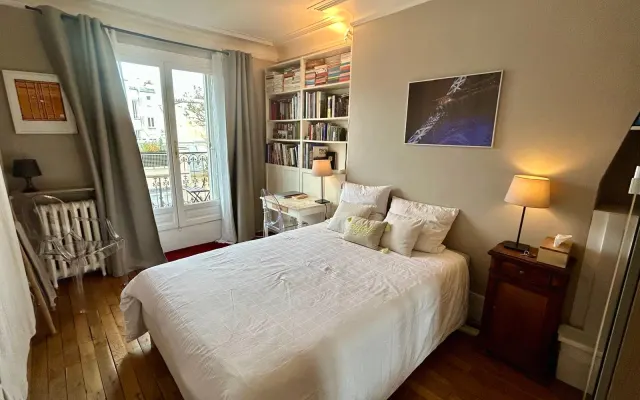 Amplia habitación con balcón privado y vistas ininterrumpidas
