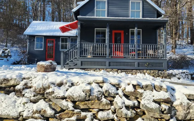 2-bedroom cottage close to skiing with gas fireplace