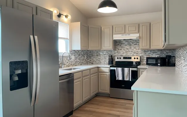Contemporary 4BR w/ Office, Firepit, Full Kitchen, Laundry & Yard