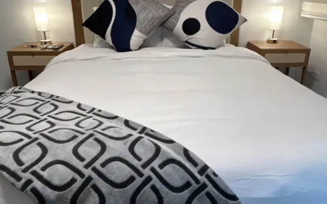 Deluxe room with private bathroom ; coffee and tea to enjoy