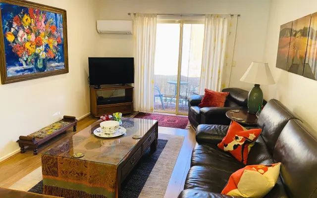 CBD. Free secured parking+tennis court+EV charger