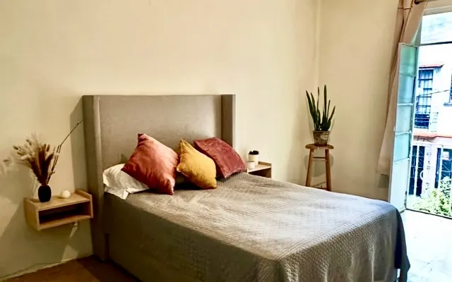 Cómoda habitación con balcón en la condesa