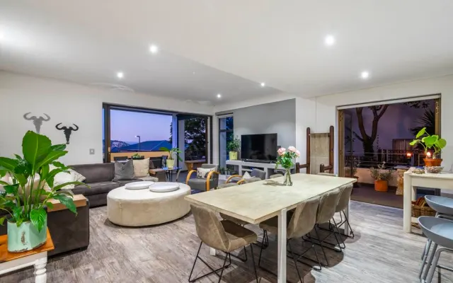Modern 4 Bedroom Apartment With A Private Garden