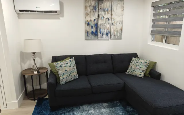 Modern Private Suite w/ Kitchen, Spa Bathroom & AC