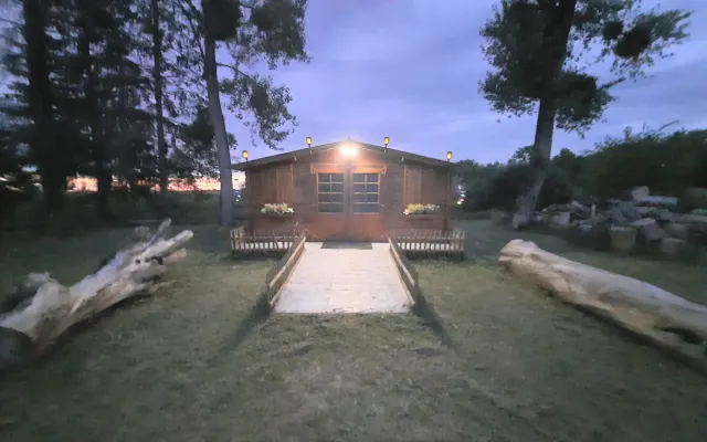 Petit chalet sur étang privé discret.
Proximité Lac du Der Chantecoq.