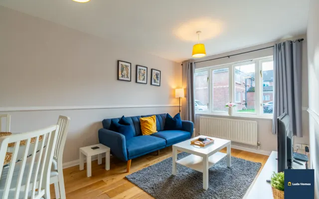 Camberley/ Sleeps 8 / Next to Hospital w/ Parking
