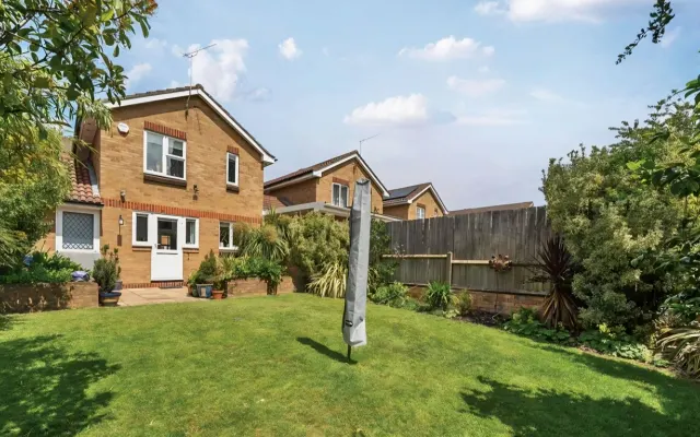 3BR house with garden & parking