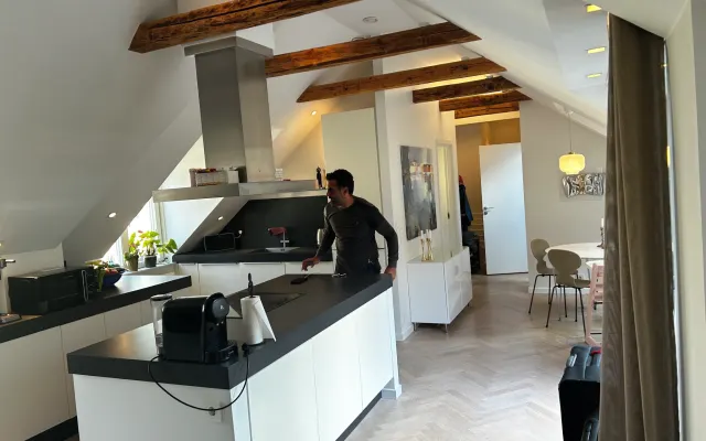 Eine FKK-Wohnung im Dachgeschoss in der Nähe des Stockholmer Zentrums.