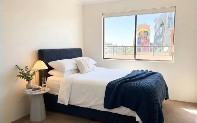 Potts Point – Panorama-Schlafzimmer mit Queen-Bett und großzügigem...
