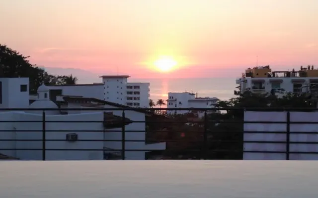 Estúdio moderno com piscina no terraço na Zona Romântica