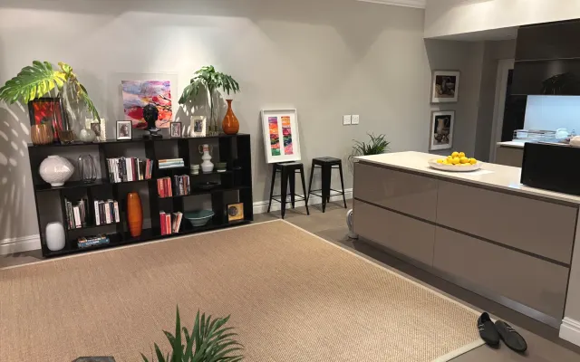 Um quarto numa casa situada numa propriedade de segurança privada...
