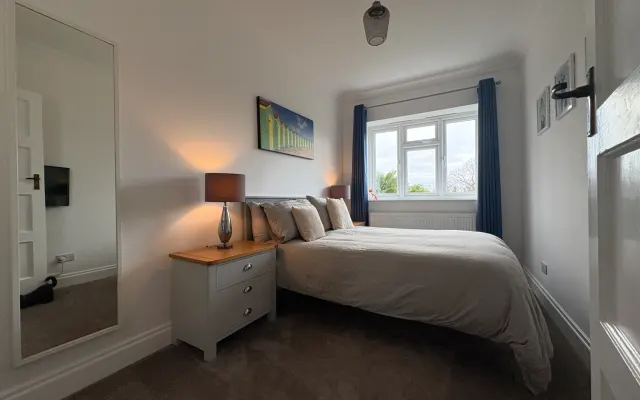 Double room & private bathroom with great links to Wimbledon & London