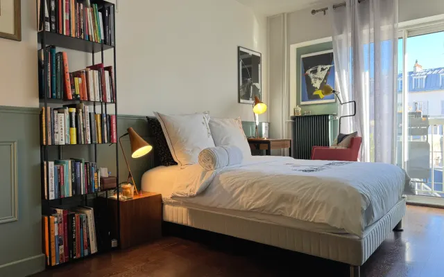 Large private room with balcony in central Paris