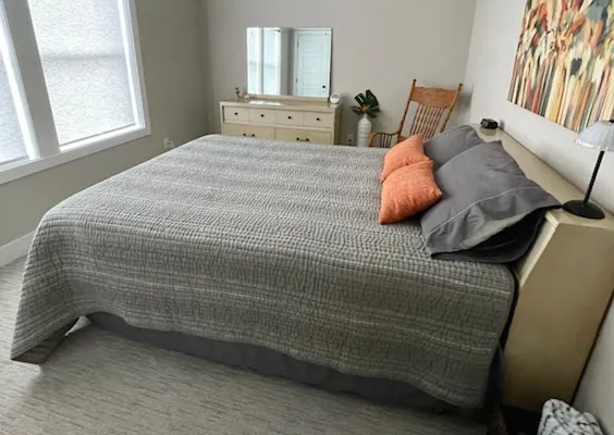 Quarto espaçoso num bairro tranquilo e arborizado - Quarto cinzento