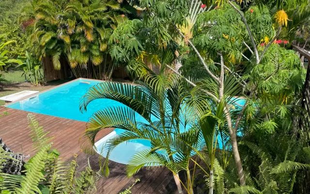45 m2 garden-level apartment offering comfort and privacy.
