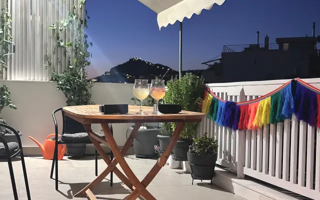 Un attico luminoso che unisce comfort e stile