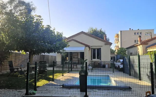 Private room with pool in the charm of a 1940s villa.