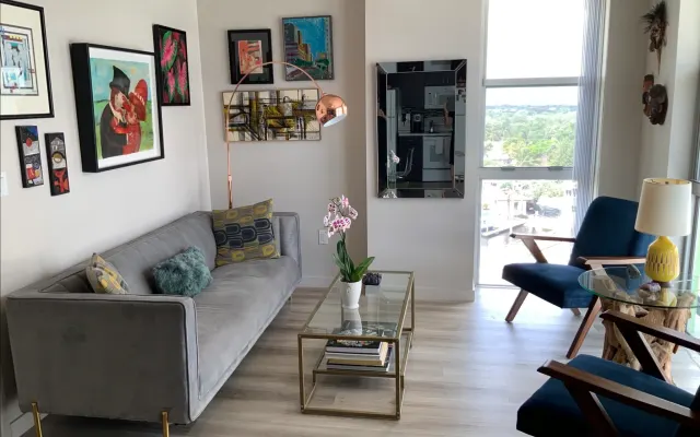 Schöne 2/2 Apt w Ansichten auf den neuen Fluss in der Innenstadt FT...