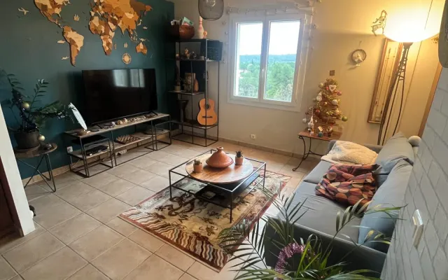 Grand appartement avec jardin et vue proche centre village