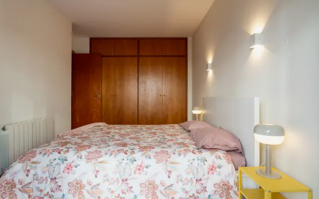 Zimmer mit Doppelbett und Gemeinschaftsbad in einer modernen Boho...