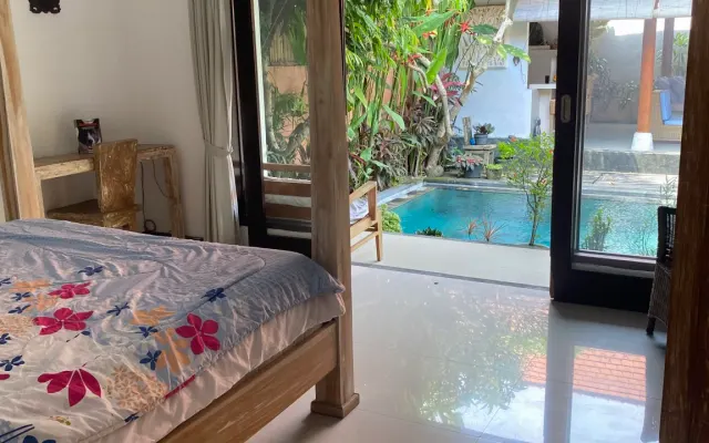 Large poolside en-suite room in Pererenan, Canggu. Walk to the beach.