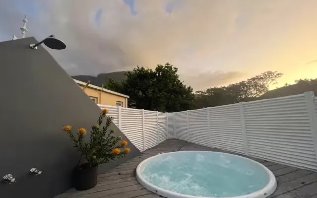 Stunning Modern Guesthouse with Rooftop Jacuzzi & Mountain Views