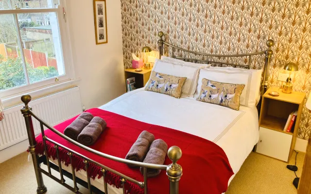 Hitchcock Retreat. Double room with own Kitchenette and Bathroom