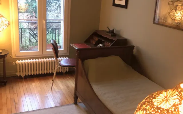 Room in an apartment on a private cul-de-sac in the heart of...