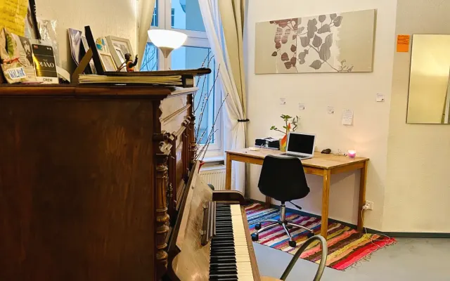 Warm artistic studio with piano - Centrally located PBerg