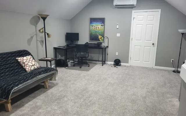 Loft no andar de cima com quarto privado, casa de banho e área de...